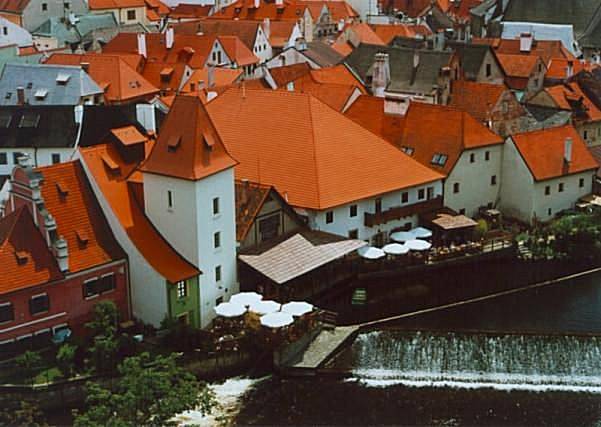 Krumlovsk� strechy z Pl᚝ov�ho mosta