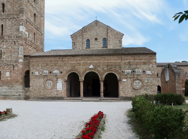 Vstup do baziliky Santa Maria v op�tstve Pomposa