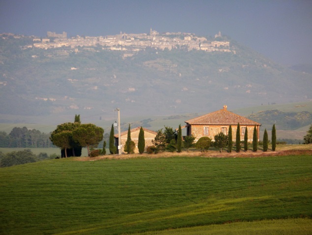 Montalcino v rannom opare