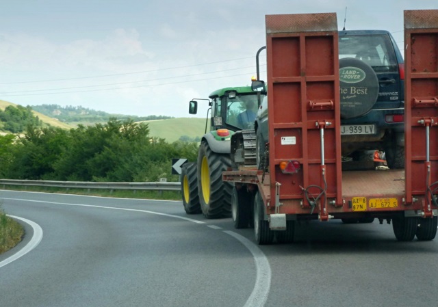 Pred nami traktor a za nami tridsa� �ut