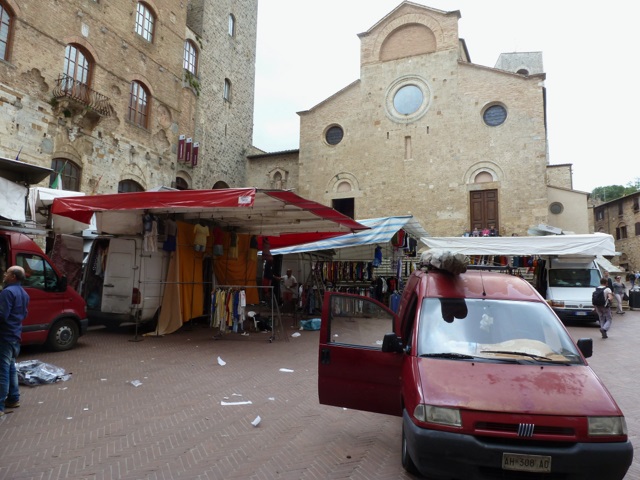 Na Piazza del Duomo sa kon�� trhov� de�