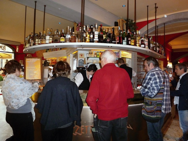 Bar Piazzetta bol pri na�om pr�chode e�te pr�zdny