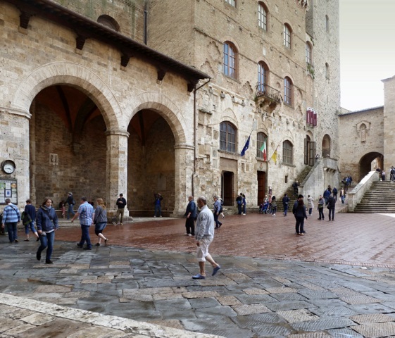 Piazza del Duomo a loggia del Comune - po trhoch u� niet ani stopy
