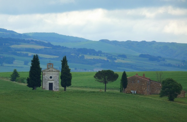 Capella di Vitaleta le�� uprostred pol�