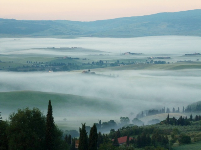 Usadlosti v �dol� Orcia sa pomaly vyn�raj� z rannej hmly