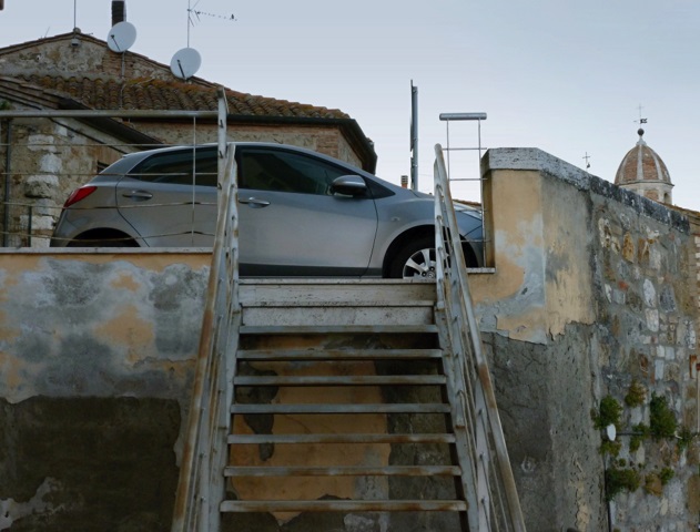 Aj takto vyzer� parkovisko v Rocca d�Orcia
