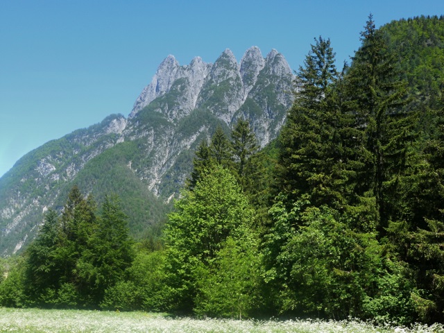 Cinque Punte sa vyp�na nad dedinkou Cave del Predil