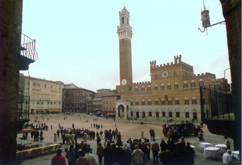 Piazza del Campo � dnes sa na �om naozaj nedalo spa�